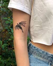 Tattoo dragon emilia clarke game of thrones tatuagem. Dragon Tattoo Drogon From Game Of Thrones Inside Arm Tattoo Woman Wearing Jeans And White T Shirt Dragon Tattoo Designs Tattoos Dragon Tattoo