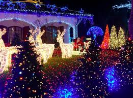 L'iconica 'casa di babbo natale' torna a illuminarsi: Melegnano La Casa Di Babbo Natale E Uno Spettacolo Oltre 426mila Luci Colorate