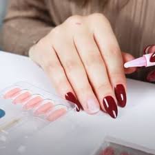Anstatt regelmäßig viel geld in einem salon auszugeben, lassen sich viele arbeitsschritte auch zu hause umsetzen. Ohne Besuch Im Nagelstudio Perfekte Manikure So Klappen Profi Gelnagel Auch Zuhause Bunte De
