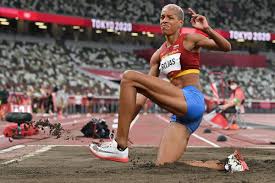 Although, at the beginning, women were authorised to participate in only some events, today their programme is almost identical to that of the men. M1iwuziym6ch9m