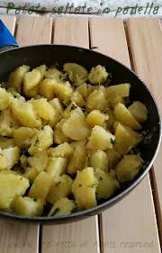 1) sbucciate 600 g di patate, tagliatele a dadini di circa 2 cm di lato e scottatele per 5 minuti in abbondante acqua bollente. Patate Saltate In Padella Patate Saltate Patate Ricette