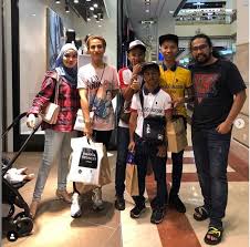 Namanya kini semakin meningkat naik sebagai pengarah filem, youtuber terkenal syahmi sazli mendedahkan dia pernah berhasrat untuk meminjam wang daripada. Patutlah Rezeki Mereka Murah Sangat Baik Pemurah Kongsi Momen Jumpa Johan Syahmi Sazli Teruja Siap Dapat Hadiah Lagi Keluarga