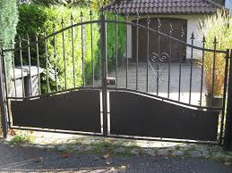 Wenn es aber nur ein tor sein soll, durch das man mit fahrrädern, mülltonnen und schubkarren hindurch muss, dann reicht ein einziges tor von 1 meter breite. Gartenzaun Tor Metall