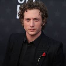 El detalle que une a Jeremy Allen White y Rauw Alejandro, más allá de  Rosalía