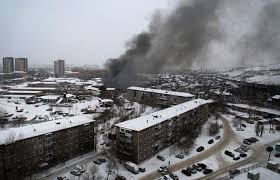 По словам источника в экстренных службах, в данный момент также рассматриваются и другие версии произошедшего. Troe Pozharnyh Pogibli Na Goryashem Sklade V Krasnoyarske