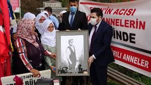 Uçakla kente gelen kafile, şehit bülbül'ün, maçka ilçesindeki evinin yanında bulunan kabrini ziyaret etti. Eren Bulbul Mezari Basinda Anildi