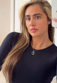 Danielle Morris's Instagram, Twitter & Facebook