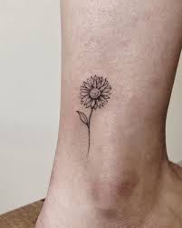 However, men also love to get this tattoo on their body. Celebrar La Belleza De La Naturaleza Con Estos Inspirada Girasol Tatuajes Sunflower Tattoo Simple Sunflower Tattoos Sunflower Tattoo Sleeve