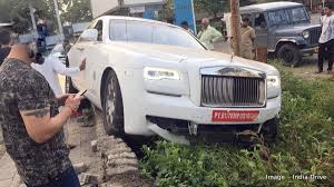 We did not find results for: New Rolls Royce Ghost Crashes Into A Mumbai Footpath During First Drive