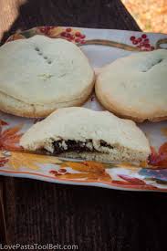 Soft and chewy and perfect for when those cravings strike. Grandma S Raisin Filled Cookies Love Pasta And A Tool Belt
