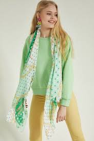 Yeşil tesettürle yapılan tunik kombinleri tesettürlü kadınların en fazla tercih ederek kullanmakta olduğu kombinler arasında kendisine yer bulmaktadır. Yesil Tunik Uzerine Hangi Renk Sal Olur Modelleri