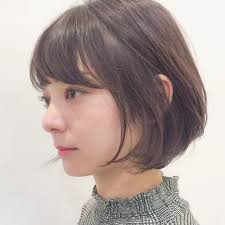 こんにちは noraデザイナーの古沢です シルエットが綺麗に見えるショートボブスタイル 軽く耳にかけても可愛いです 顔 周りをいきなりバッサリいくのに抵抗ある方は顔周りは残してね前下がりのショートボブにしましょう えりあしがはねてし