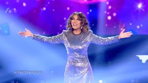 سميرة سعيد معروفة بجرأتها وبأسلوبها الذي مازال يحمل الطابع الشبابي على الرغم من سنّها، وهذا الأمر كان واضحًا من خلال اطلالاتها في برنامج ذا فويس لهذا الموسم، حيث إنها كانت ميالة لاعتماد التصميمات المبتكرة والعصرية. Samira Said Hollelah Live The Voice 2020 Ø³Ù…ÙŠØ±Ø© Ø³Ø¹ÙŠØ¯ Ù‡Ù„ÙŠÙ„Ø© Ù„Ø§ÙŠÙ Ø°Ø§ ÙÙˆÙŠØ³ Youtube