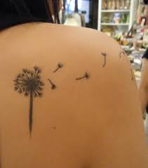 La région de l'épaule est plat tout en étant large, alors. Tatouage Epaule 20 Idees De Modeles Pour Un Tatouage Femme