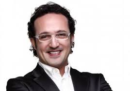 El kowayeseen مفتاح وشقيقته غزال ثنائي متخصص في النصب، يكتشف مفتاح وجود جوهرة ثمينة تدعى القرموط القرمزي في منزل عائلة الكويسين، فيقرر اختراق صفوف هذه العائلة. Ù‡Ù„ ÙŠØªÙ… ÙˆÙ‚Ù Ø¨Ø±Ù†Ø§Ù…Ø¬ Ø´Ø±ÙŠÙ Ù…Ø¯ÙƒÙˆØ± Ù…Ø¬Ù„Ø© Ø§Ù„Ø¬Ù…ÙŠÙ„Ø©