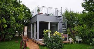 Die Dachterrasse Mit 32 Qm Gibt Es Auch Als Begrunte Version Das Durchgangsbad Teilt Den Kubus In Zwei Raume Die Kuche Dockt An Minihaus Mikrohaus Haus Ideen