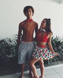 A atriz ganhou uma festa surpresa de aniversário neste sábado (5), em um condomínio na zona norte do rio e, além da declaração do amado, ganhou uma aliança de. Aos 13 Anos Mel Maia Divulga Foto Com Namorado