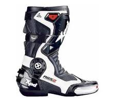 Scegliere Gli Stivali Da Moto Giusti Per Maggior Comfort Quando Si Viaggia Su Di Una Moto L Attrezzatura Diventa Uno Strumento Stivali Moto Comfort