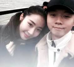 霍尊3岁父母离婚跟妈妈挤19平小屋?亲爹火风小9岁新媳妇照片曝光 2021年08月12日 09:41 新浪网 作者 寒风残丶靖雁 缩小字体 放大字体 收藏 微博 微信 分享 0 Xtjdpo2fhfpwwm