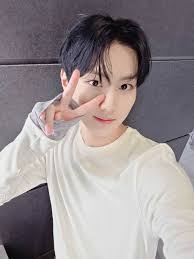 Taking a selfie rejuvenates me 📸💆‍♀️🌸😌