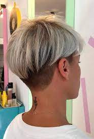 A short hairstyle for a woman that softens the silhouette and the shade can be an excellent way to distract from the small effects of advancing age. Hubsche Pixie Mit Undercut Undercut Pixiehair Kurze Frisuren Zum Besten Von H Short Hair Styles For Round Faces Short Hair Haircuts Short Blonde Hair