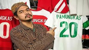Последние твиты от timnas indonesia (@timnasu23). Kostum Timnas Indonesia Di Piala Aff 2012 Terjual Beppe Dan Persija Kumpulkan Ratusan Juta Rupiah Bagian 1