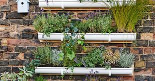 In Einem Vertikalgarten Kann Man Auch Auf Dem Kleinsten Balkon Krauter Oder Salat Anpflanzen Mit Dachrinnen Vertikaler Garten Salat Anpflanzen Garten Anlegen