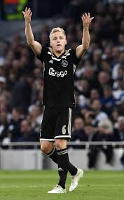 Op instagram deelde vd beek een foto met estelle, met wie hij inmiddels al. Ajax Voetballer Donny Van De Beek Datet Met Dochter Van Dennis Bergkamp Show Ad Nl