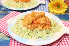 Lachs In Pikanter Gemuse Tomatensosse Mit Blumenkohlreis Happy Carb Rezepte Rezept Tomatensosse Pikant Rezepte