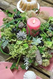 Herbstkranz Aus Materialien Aus Dem Garten Zapfen Und Chleife Aus Jute Ovale Tischsets Gala In Altrosa Von Sander Naturlich Dekorieren Sander Tischwasche Und Tischset