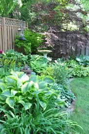 Creating a front garden requires careful thought. Tres Perros En Un Jardin Un Jardin De Sombra En Oakville Ontario In 2020 Shade Garden Design Shade Garden Small Back Gardens