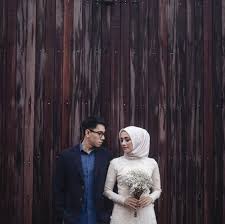 Menurut kajian, coklat hitam adalah pilihan terbaik dan mampu memberi kesan baik kepada kesihatan anda. 30 Foto Prewedding Hijab Casual Indoor Outdoor