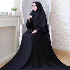 Gamis warna hitam merupakan salah satu warna gamis yang lebih syar i dan lebih utama untuk dikenakan seorang wanita muslimah ketika beraktifitas di luar rumah. Gamis Warna Hitam Gambar Islami