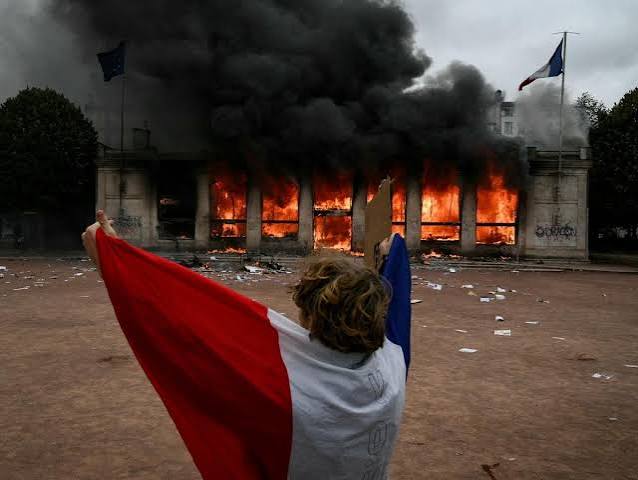 Posto de turismo em Lyon é incendiado durante protesto na França | Rádio Itatiaia