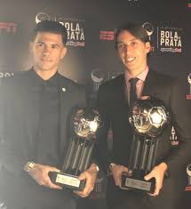 Produção, comercialização, importação, exportação e representação de artigos de ourivesaria Jogadores Da Dupla Gre Nal Sao Premiados No Bola De Prata Jornal De Candelaria