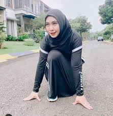 Oki setiana dewi is the author of melukis pelangi (4.13 avg rating, 606 ratings, 61 reviews, published 2012), cahaya di atas cahaya (4.06 avg rating, 342. Ingatkan Pentingnya Olahraga Oki Setiana Dewi Kutip Hadist Nabi News On Rcti
