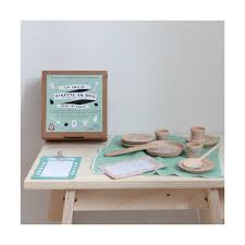 Faire le marché, préparer à manger, servir le repas, qui n'y a pas joué étant enfant? La Dinette En Bois