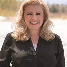 Darcie Hansen's Instagram, Twitter & Facebook