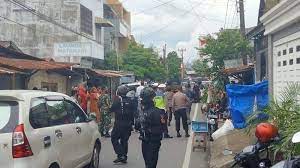 Padahal dalam aturan ppkm darurat disebutkan warga dilarang makan di restoran maupun menongkrong. Kotak Amal Teroris Jamaah Islamiah Diduga Disebar Di Supermarket Hingga Warung Makan Tribunnews Com Mobile
