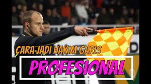 Asisten wasit terdiri dari dua orang, berbeda dengan wasit utama yang harus membawa sebuah peluit dan kartu, asisten wasit wajib membawa alat berupa. Tutorial Jadi Hakim Garis Yang Propesional 2017 Youtube