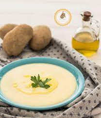 La vellutata, ottenuta unendo porri e patate a pasta gialla, si accompagna con deliziosi cubetti di pane tostato al forno che si trasformano in fragranti crostini. Vellutata Di Porri E Patate Primo Piatto Caldo E Cremoso