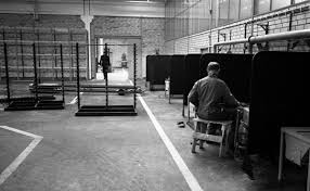 Anstalten är sveriges största och är tillsammans med anstalten hall, anstalten norrtälje, anstalten salberga, anstalten hällby. Anstalten Kumla 12 Februari 1965 Inne I Fangelset Intern Arbetar I Verkstaden Orebro Lans Museum Digitaltmuseum