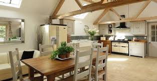 Cuisine moderne dans un style rustique avec son plan de travail et sa table centrale en bois accompagné d'un escalier au look boisé. Une Cuisine Moderne Et Rustique A La Fois Mission Impossible M6 Deco Fr