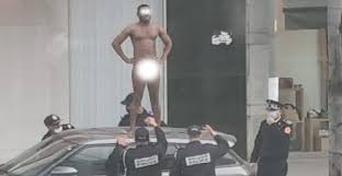 L'homme, complètement nu a été poursuivi par la police et traîné devant les tribunaux. Insolite Un Homme Nu Interpelle A Casablanca H24info
