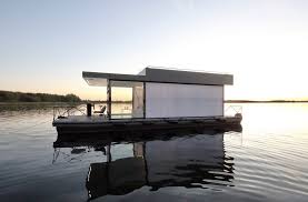 Cette Petite Maison Design De 48m2 Voyage Sur L Eau Planete Deco A Homes World In 2020 Small Beach Houses Water Design House Boat