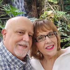 HIGH END TABLE WITH 4 CHAIRS. Indoor/outdoor glass table with stone edging.  Make an offer. Pick up today.