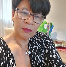 Maschera idratante per i piedi ottima!!!!!! ti lascia i piedi morbidi e  lisci come quelli di bimbo piccolo per parecchi giorni Ve la consiglio se  la provate non la lasciate più..la marca