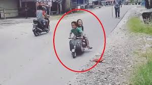 Bikin Jomblo Makin Iri Setelah Minigp Kini Viral 2 Bocah Kecil Boncengan Naik Vespa Anti Tilang Sriwijaya Post