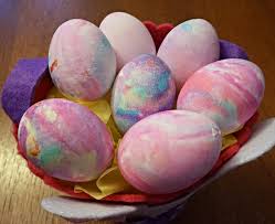 Colorer et décorer les œufs de pâques. Bricolage De Paques Oeufs A La Mousse A Raser Coloree Je Suis Une Maman