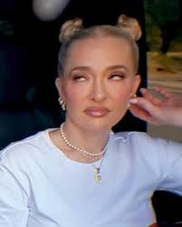 Sutton is manipulating the women into being her friends- and it's working!  : r/RHOBH